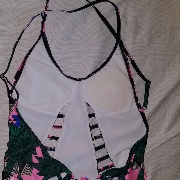 Geometric One piece - Picture 5 of 5